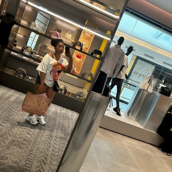 Meet your Posher, Khloe - Picture 1 of 1